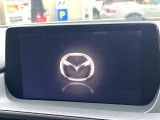 【マツダコネクト】車内の雰囲気にマッチした一体型タイプのディスプレイ。各種車輌設定やBluetooth再生等、様々な機能が楽しめます。専用SDカードのご購入で、ナビ機能も使用出来ます。