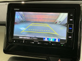 リバースギアに入れるだけで後方の表示へ切り替わります。夜間や雨の日の駐車も楽になりますよ。