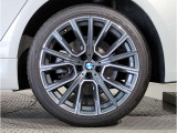 【BMWアロイホイル】軽量かつ強度に拘ったアロイホイル。走行性能ポテンシャルを引き出す設計。車の足元を引き締めてくれる大きなポイントはアロイホイルです。
