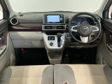 【インパネ】運転のしやすさを最優先に設計された見晴らしの良いフロントビュー。車両間隔が掴みやすく狭い道でも安心♪「安全」と「品質」を最優先に、安心してお乗りいただけるクルマを提供いたします。