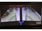 左右側面カラーモニターも装備。駐車枠や隣のクルマなど周囲との位置関係がよくわかり、駐車しやすいですよ。運転席からは目視できない助手席側の側面も見えますので、路肩に幅寄せする際なども安心です。