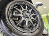 【15インチアルミホイール】外観にマッチしたアルミホイールを装着しております。各種アルミホイールや、スタッドレスタイヤも取扱いしております。是非ご相談ください♪