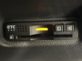 【ETC】有料道路を利用する際に料金所で停止することなく通過できる、ETC車載器(ノンストップ自動料金収受システム機器)が装備されています。セットアップを行うことで利用可能になります。