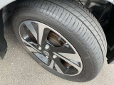 純正14インチのアルミホイールを装着しています