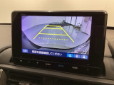 リバースギアに入れるだけで後方の表示へ切り替わります。夜間や雨の日の駐車も楽になりますよ。