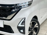 【LEDヘッドライト】悪天候や夜間走行時も良好な視界を確保し安心して運転できる高輝度LEDヘッドライトを装備!点灯速度が早く、消費電力も抑えられています。