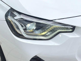 ●LEDヘッドライト:夜間走行時も良好な視界を確保し安心して運転できる高輝度LEDヘッドライトを装備!点灯速度が早く、消費電力も抑えられています。