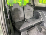 床下収納式のサードシートです。座席部分をコンパクトに収納でき、広大な荷室スペースとしてお使いいただけます!乗車人数や荷物の量など利用シーンに合わせて3列目を有効活用でき、とっても便利♪