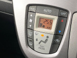 【オートエアコン】一度お好みの温度に設定すれば、車内の温度を検知し風量や温度を自動で調整。暑い&hellip;寒い&hellip;と何度もスイッチ操作をする必要はありません。快適な車内空間には必須の機能ですね♪