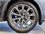 【BMWアロイホイル】軽量かつ強度に拘ったアロイホイル。走行性能ポテンシャルを引き出す設計。車の足元を引き締めてくれる大きなポイントはアロイホイルです。