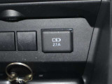 <USB>今後の車の進化に対応できる仕様となるのがUSB-C. 昨今、スマートフォンを車に接続して利用する場合(1)ケーブル接続による音楽再生(2)スマホの充電ができます!