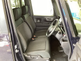 フロント広々、ベンチシートの運転席は、ハイトアジャスターが付いているので、快適にドライブができます。ハンドルはチルトステアリングで、ハンドル位置を上下に調節できます。