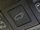 【パワーバックドア】スマートキーや運転席のボタンを押すだけでリアゲートが自動で開閉します!荷物を持っている時や、高い位置にあるバックドアを閉める際に便利な機能です♪