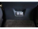 後部席へ乗車して携帯電話などを充電する時に前から配線を伸ばすとごちゃごちゃして邪魔になりがちですよね。そんな煩わしさを解消する後席側USBポート☆