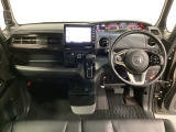 車内は光触媒抗菌消臭施工済です。スタイリッシュなデザインでスポーティなインパネ周りを演出します。グローブボックスやカップホルダーのほかにトレーなどたくさんの収納スペースが付いています。