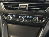 【左右独立オートエアコン】左右独立型、いわゆるデュアルエアコンです。運転席と助手席でそれぞれお好みの温度を設定可能です。