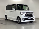 狭い駐車場でも、スライドドアならチャイルドシートへのお子さまの乗降や荷物の積載もスムーズ。とても便利な【両側電動スライドドア】ドアハンドを少し引くだけでリアドアが自動開閉します。