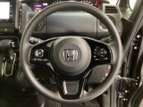 ハンドルにHondaセンシング系のクルーズコントロールやレーンキープアシストなどのスイッチと、オーディオの操作スイッチが装備されています。ハンドルから手を離さず安全に操作できます。