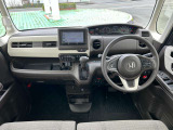 操作性に優れた運転席となります!小物入れや各ボタンの配置にこだわり、使いやすいです!座り心地もよく視認性も良好なのでロングドライブもお任せ下さい!