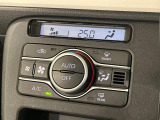 【オートエアコン】一度お好みの温度に設定すれば、車内の温度を検知し風量や温度を自動で調整。暑い&hellip;寒い&hellip;と何度もスイッチ操作をする必要はありません。快適な車内空間には必須の機能ですね♪