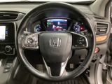ハンドルにHondaセンシング系のクルーズコントロールやレーンキープアシストなどのスイッチと、オーディオの操作スイッチが装備されています。ハンドルから手を離さず安全に操作できます。