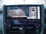 バックカメラが付いているので後方確認が非常にしやすいです。今や運転初心者も熟練者も必須装備!ついていて損はないですね♪