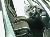 すわり心地の良い運転席・助手席です。長時間のドライブの疲れ軽減に貢献します。どうぞ快適なドライブを。