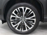 215/50R18タイヤ&18インチアルミホイール(切削光輝/センターオーナメント付)を装着しています。