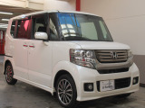屋内展示場がございますので、雨の日や雪の日でも天気に影響されずにお車をご覧いただけます!在庫台数も豊富にご用意しております!