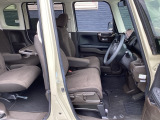 フロントシートです!!ベンチシートなので座席の移動もスムーズに出来ます!!足元も広く運転も楽ですよ!!