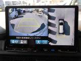 マルチビューカメラを装備しています。車両前後左右に装備した4個のカメラで上空から見下ろしたように路面を映し出す「グラウンドビュー」などの高精細な映像をボタン操作で状況に応じナビ画面に表示します。