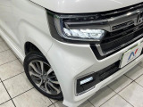 【LEDヘッドライト】悪天候や夜間走行時も良好な視界を確保し安心して運転できる高輝度LEDヘッドライトを装備!点灯速度が早く、消費電力も抑えられています。