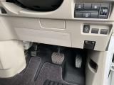 駐車ブレーキは足踏み式です