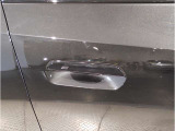 【コックピットシート】BMW車の主役席。車体中央にくる様に配置し車両重心とが一致する事でドライバーと車との一体感あるドライビングを実現。人間工学に基づき形成した形状が長時間のドライブ疲労も軽減します!