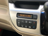 【オートエアコン】一度お好みの温度に設定すれば、車内の温度を検知し風量や温度を自動で調整。暑い&hellip;寒い&hellip;と何度もスイッチ操作をする必要はありません。快適な車内空間には必須の機能ですね♪