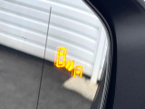 【ブラインドスポットモニター】走行中、ドアミラーの死角になりやすい箇所に後続車が接近するとサイドミラーのレンズに警告を表示!ドライバーに注意喚起をしてくれます。