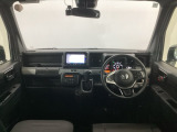 【前方視界】開放的な前方視界!運転がしやすく疲れにくいです♪窓が大きく、見通しがとっても良いおクルマですよ♪