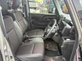フロントシートはベンチシートです。インパネシフトで足元は広々。運転席と助手席はウォークスルーできます。