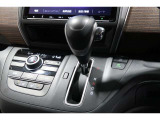 インパネシフトだから視線の移動も少なく足元もスッキリ♪運転席もゆったりしているのでゆとりを持ってドライブできますね!