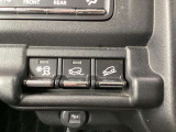 雪道走行モードやヒルディセントコントロールを備えた4WD用スイッチを装備。路面状況に応じた機能選択ができ、アウトドアシーンでの使い勝手に配慮されています。