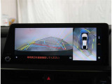 【パノラマモニター】に搭載した4つのカメラにより、車を真上から見ているような映像を表示。運転席から確認しにくい車両周囲の状況を把握できます。