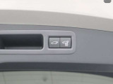 電動で開閉するパワーバックドア装備しています