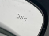 【ブラインドスポットモニター】走行中、ドアミラーの死角になりやすい箇所に後続車が接近するとサイドミラーのレンズに警告を表示!ドライバーに注意喚起をしてくれます。
