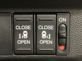 【両側パワースライドドア】両側がパワースライドドアになっており、運転席のスイッチやスマートキーでも開閉が可能です!開口部も広いので乗り降りも楽々♪