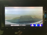 【バックカメラ】運転が苦手な方も車庫入れラクラクです!ギアをリバースに入れれば自動的に切り換わりますので、面倒な操作は不要です♪狭い駐車場もお車を傷つけず安心ですね!