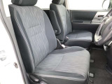 運転席・助手席共に肘かけ付きで、ゆったりとしたドライビングが楽しめます。