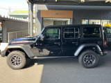 【ホイールアーチ】台形ホイールアーチはJeep伝統のデザインです。採用している理由は諸説ありますが、オフロードを走行する際にタイヤとボディが干渉しあわないよう配慮した作りにするためとなります。