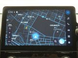 ディスプレイオーディオ(コネクティッドナビ対応)PLUS搭載。T-Connectご契約で2028年7月まで無償で利用できるナビ(期限到来後は有償)と、解約後も利用できる車載ナビが搭載されています。