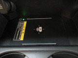 スマホの充電などに便利なワイヤレス充電器が付いてます。足元にコードが散らかることがなくなり、すっきり充電できます。