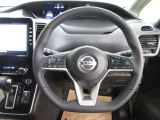 運転が楽しくなる明るく開放的な運転席まわりです。